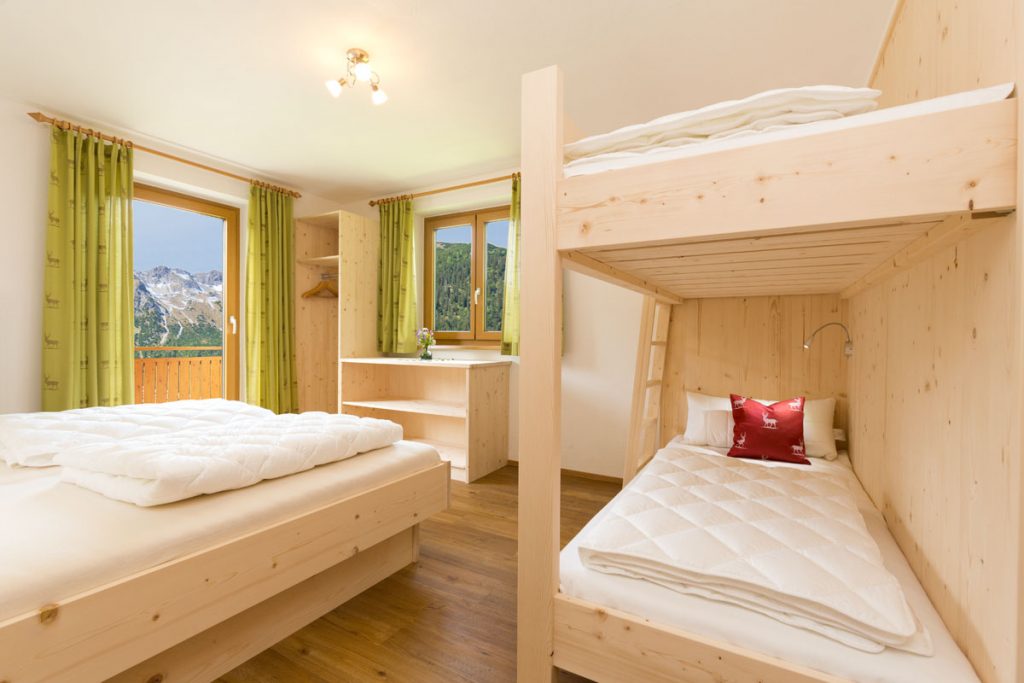 4. Schlafzimmer mit Doppelbett und Etagenbett