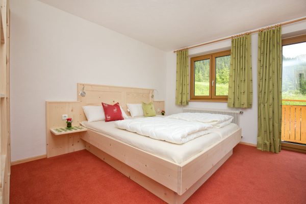 1. Schlafzimmer mit Doppelbett und Etagenbett